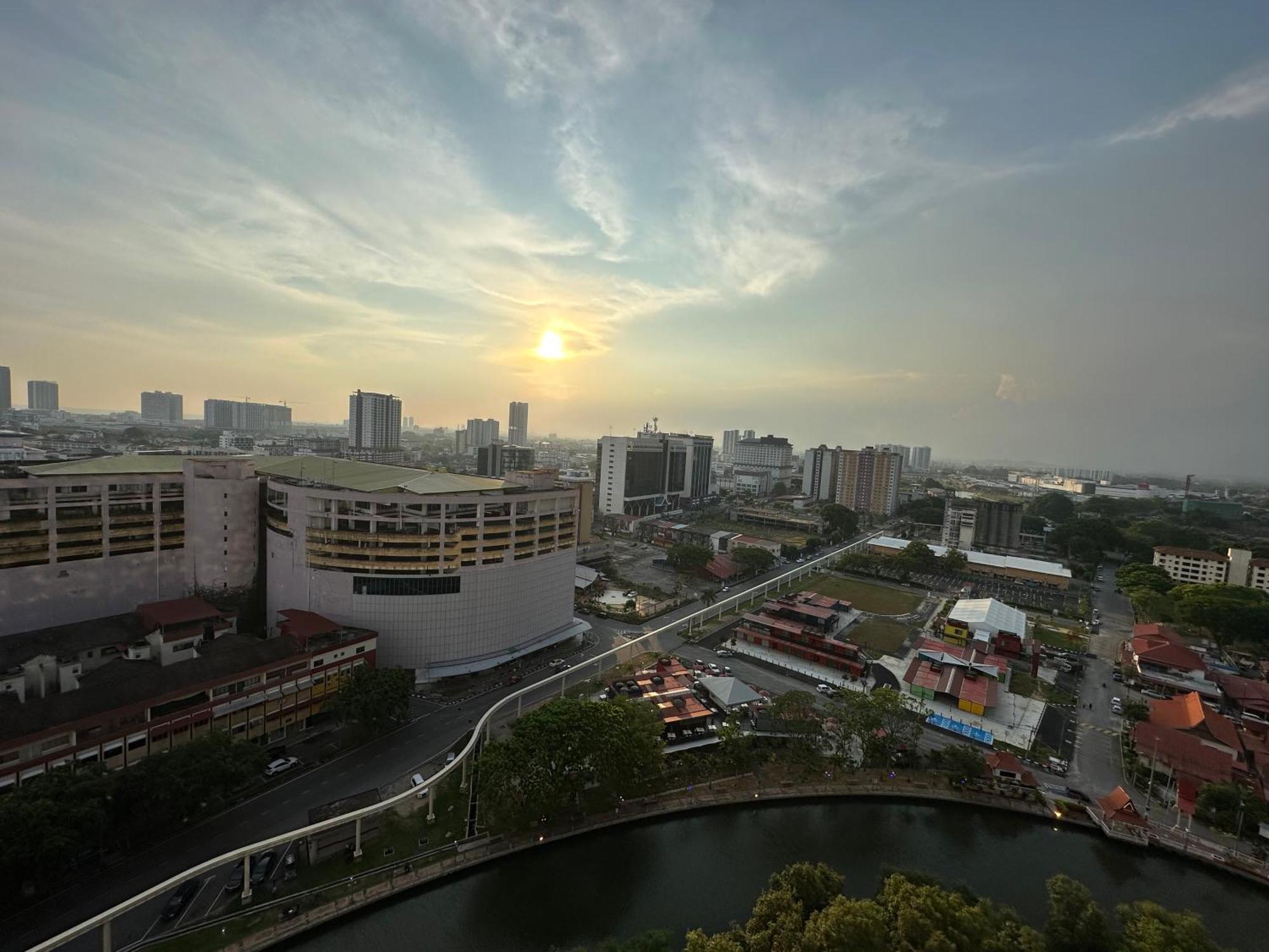 The Shore Residences I Free Wifi Near Jonker Apartment *
